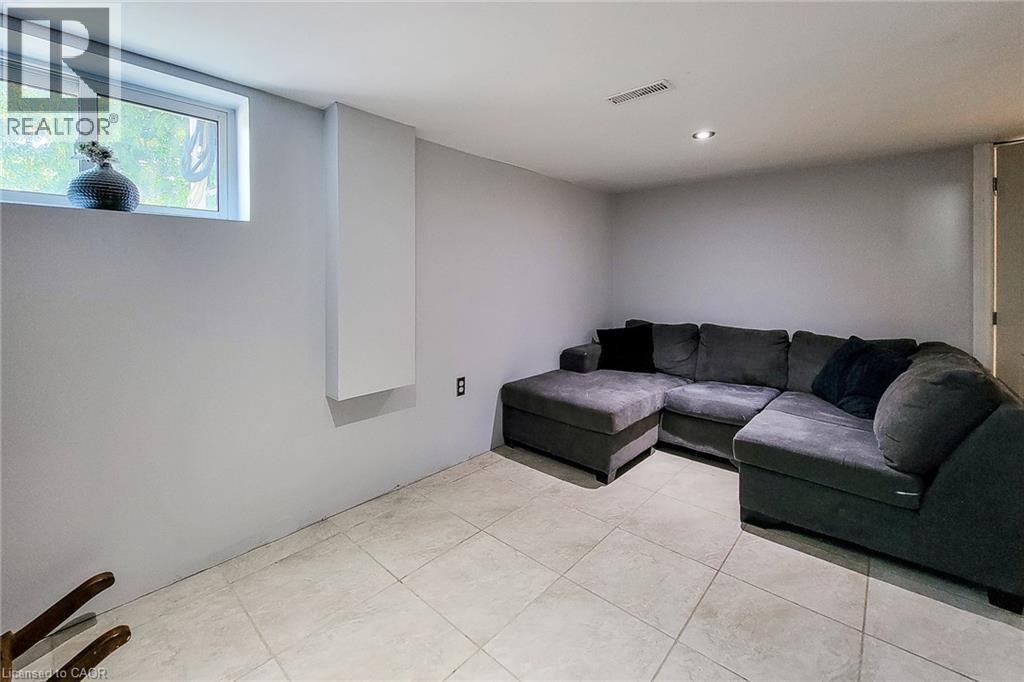 Photo 18 of 10 Lincoln Avenue, Grimsby ON