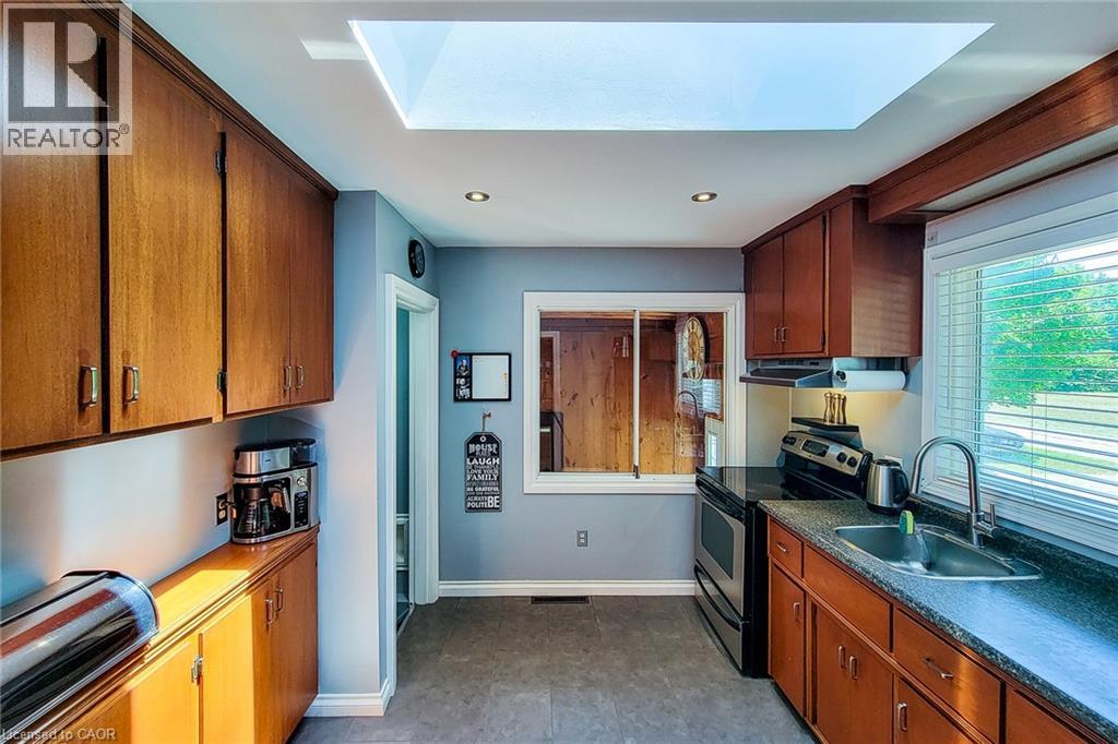 Photo 8 of 10 Lincoln Avenue, Grimsby ON