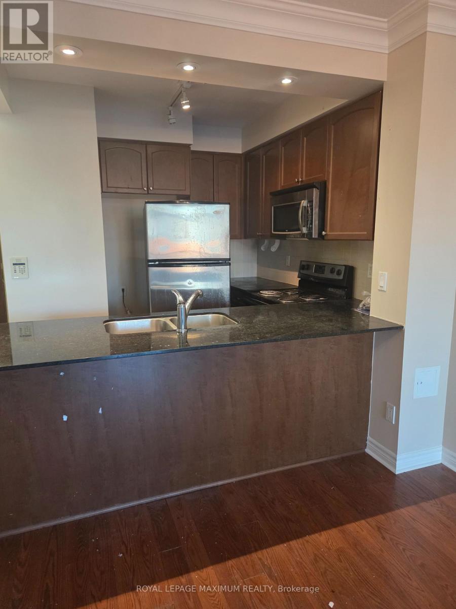 Photo 3 of 302 88 Promenade Circle, Vaughan ON