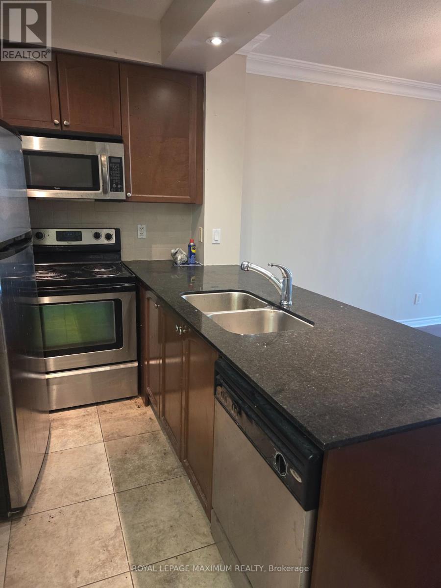 Photo 4 of 302 88 Promenade Circle, Vaughan ON