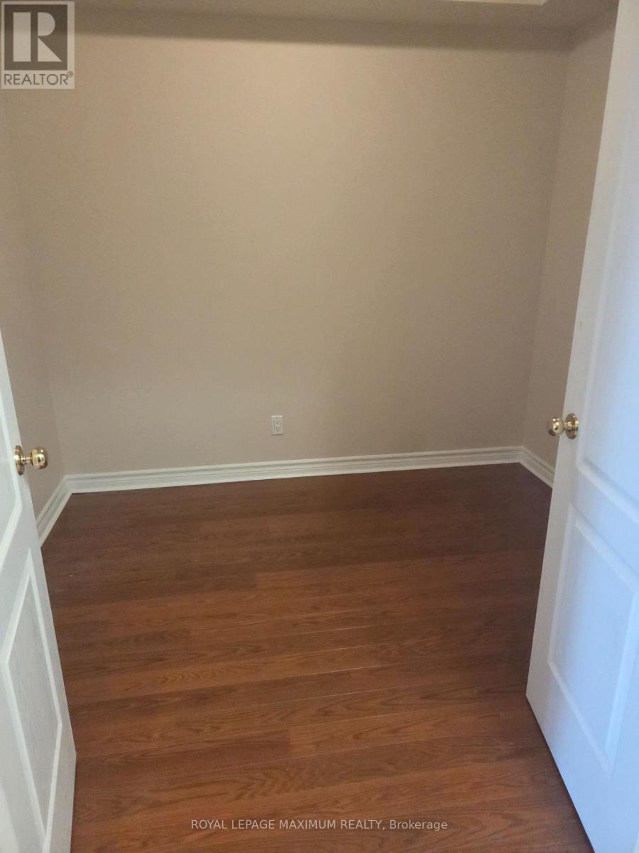 Photo 5 of 302 88 Promenade Circle, Vaughan ON