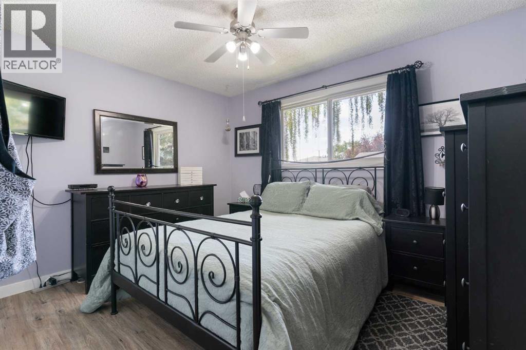Single Family House Bi-level for Sale in  Dover Meadow Close SE Dover Calgary 