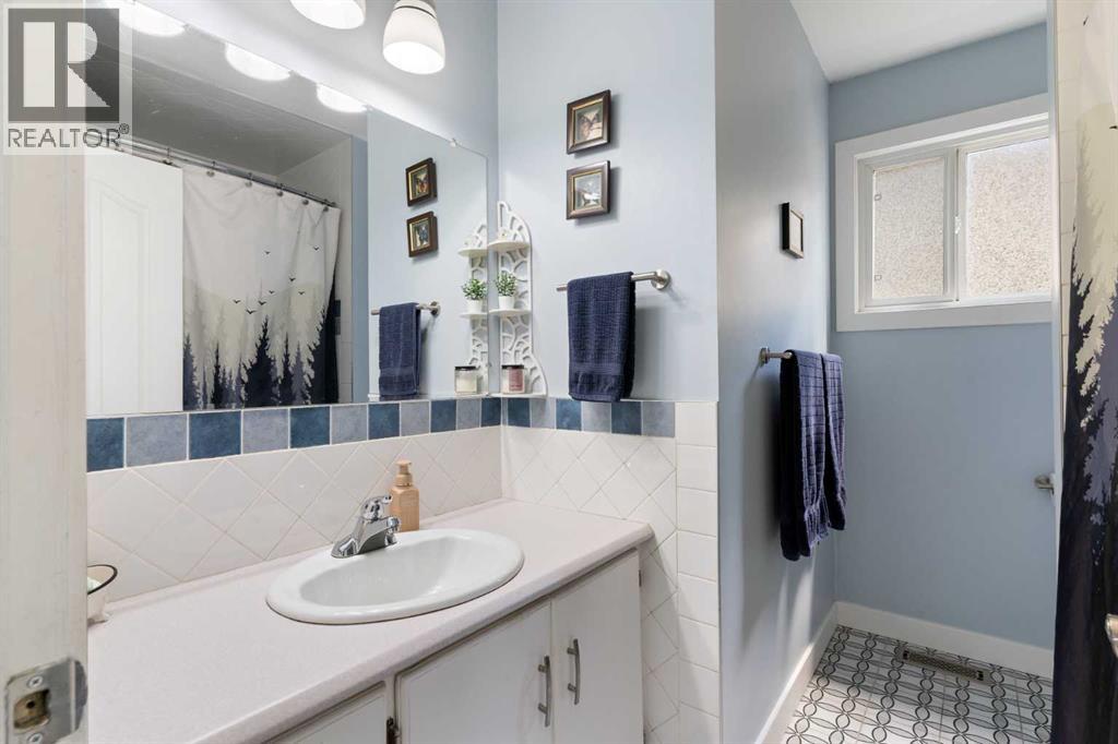 Single Family House Bi-level for Sale in  Dover Meadow Close SE Dover Calgary 