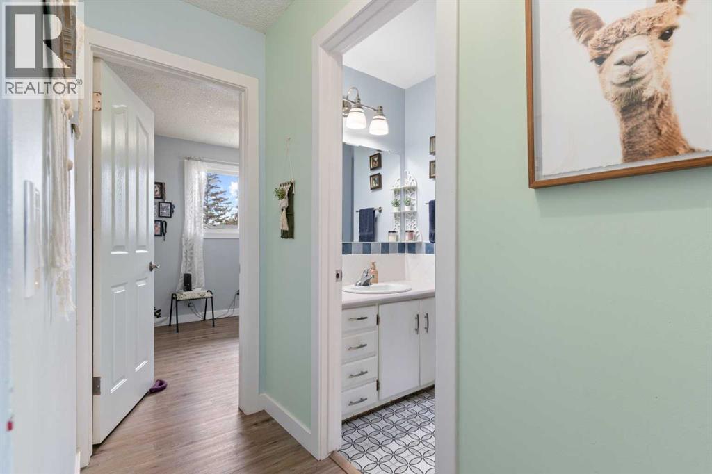 Single Family House Bi-level for Sale in  Dover Meadow Close SE Dover Calgary 