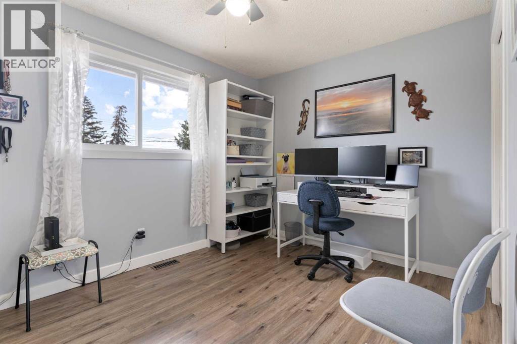 Single Family House Bi-level for Sale in  Dover Meadow Close SE Dover Calgary 