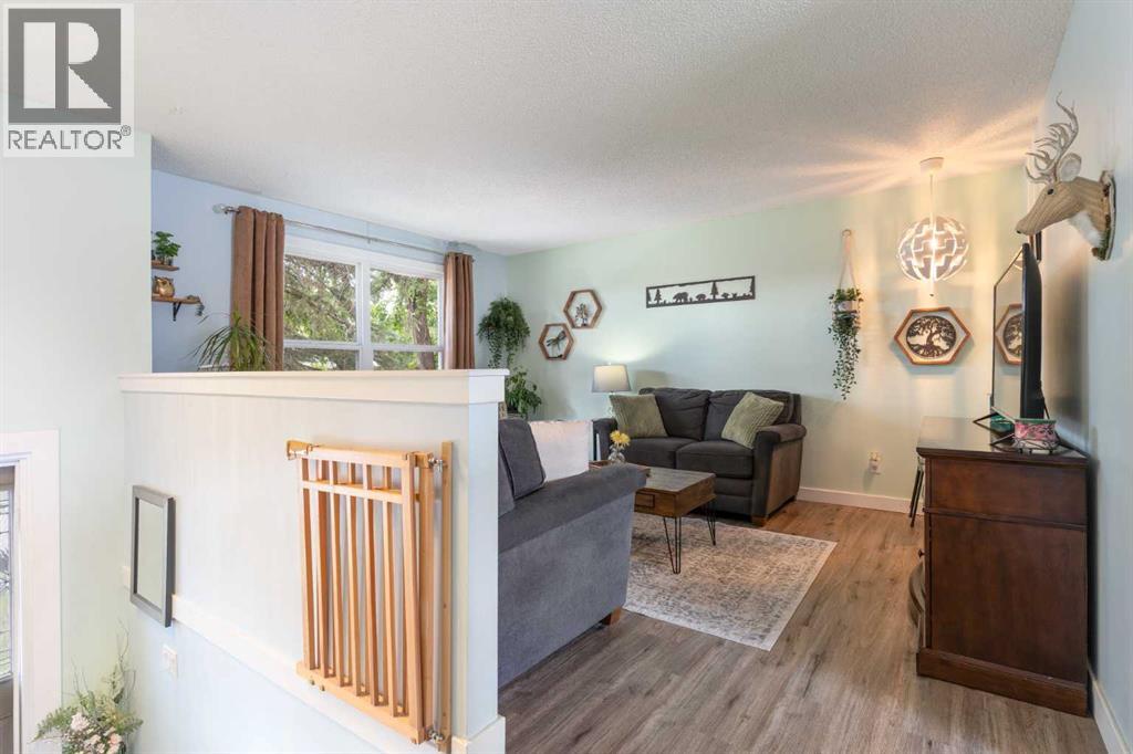 Single Family House Bi-level for Sale in  Dover Meadow Close SE Dover Calgary 