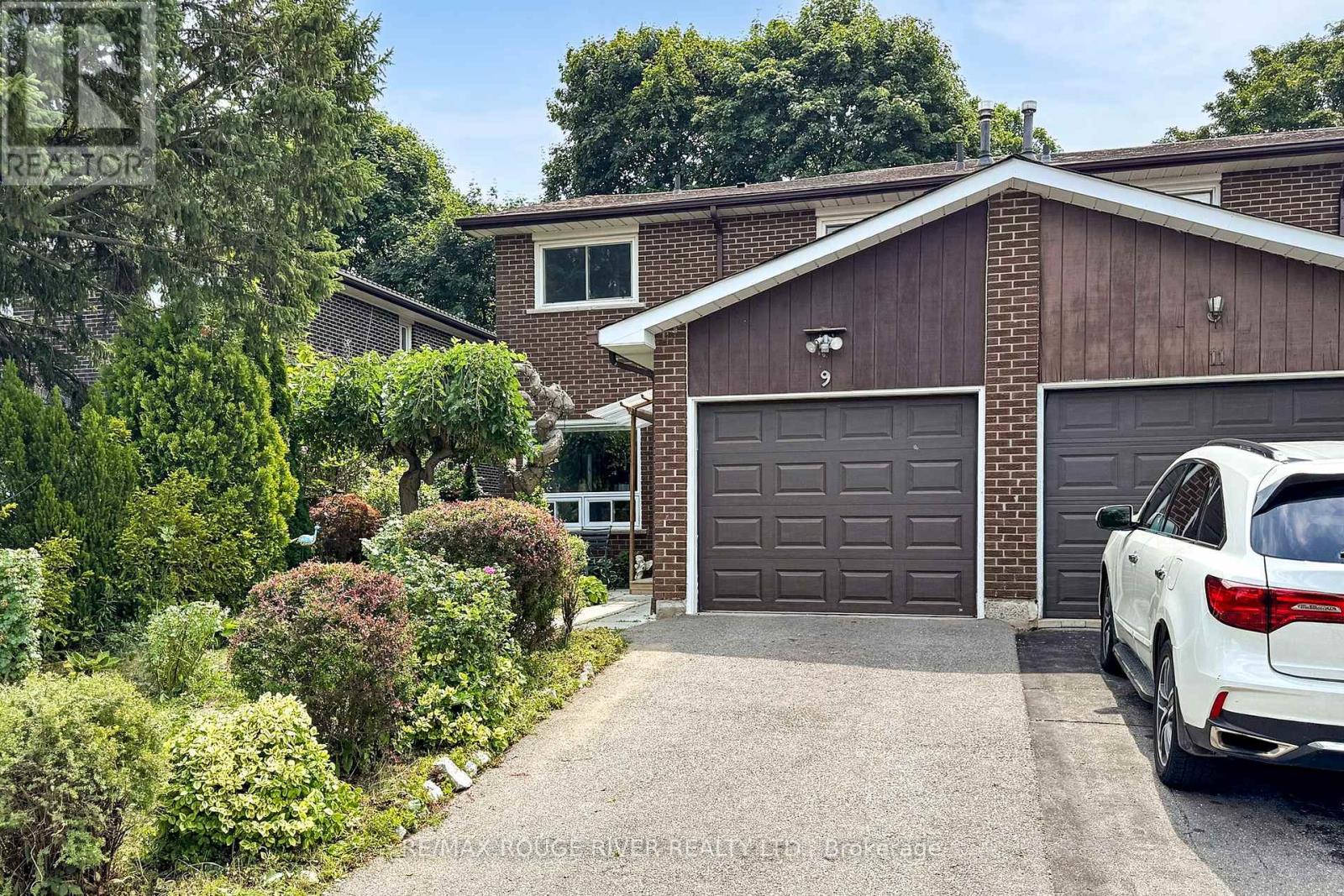 Photo 2 of 9 Comrie Terrace, Toronto ON