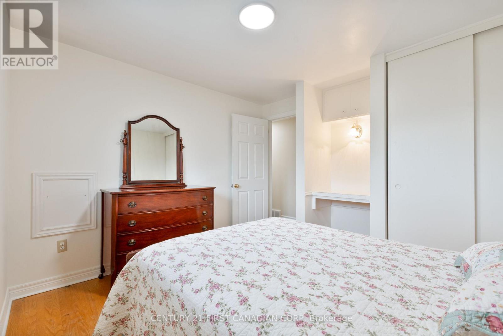Photo 23 of 135 Downing Crescent, London South ON