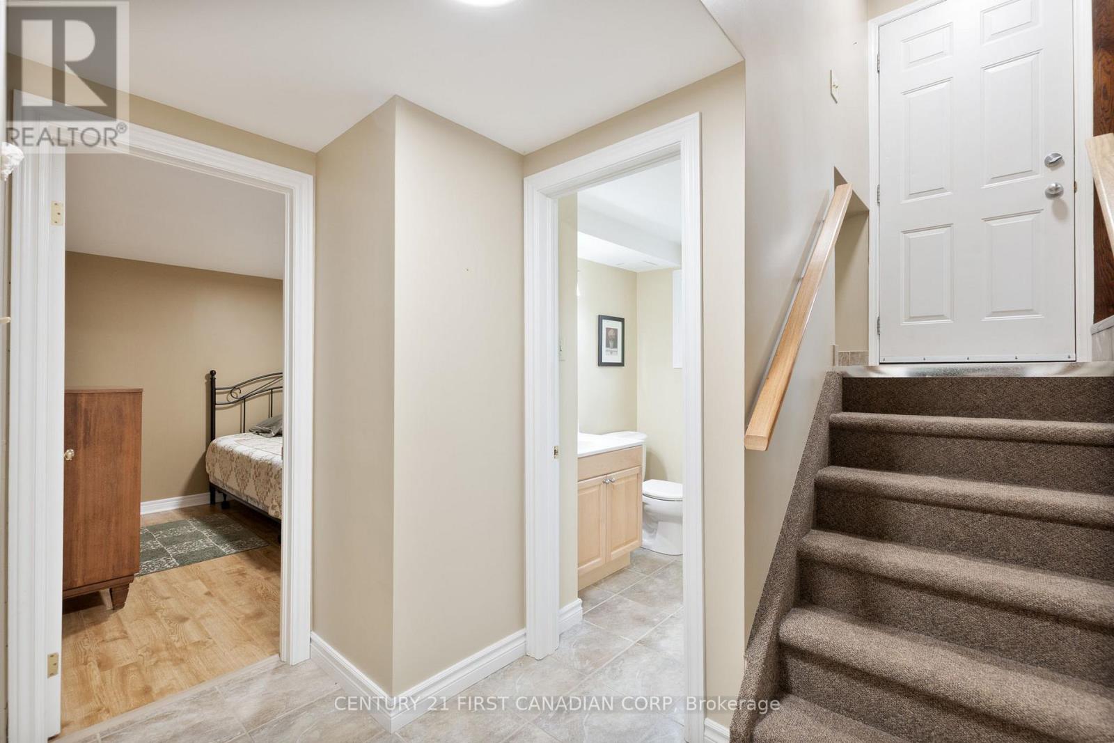 Photo 28 of 135 Downing Crescent, London South ON