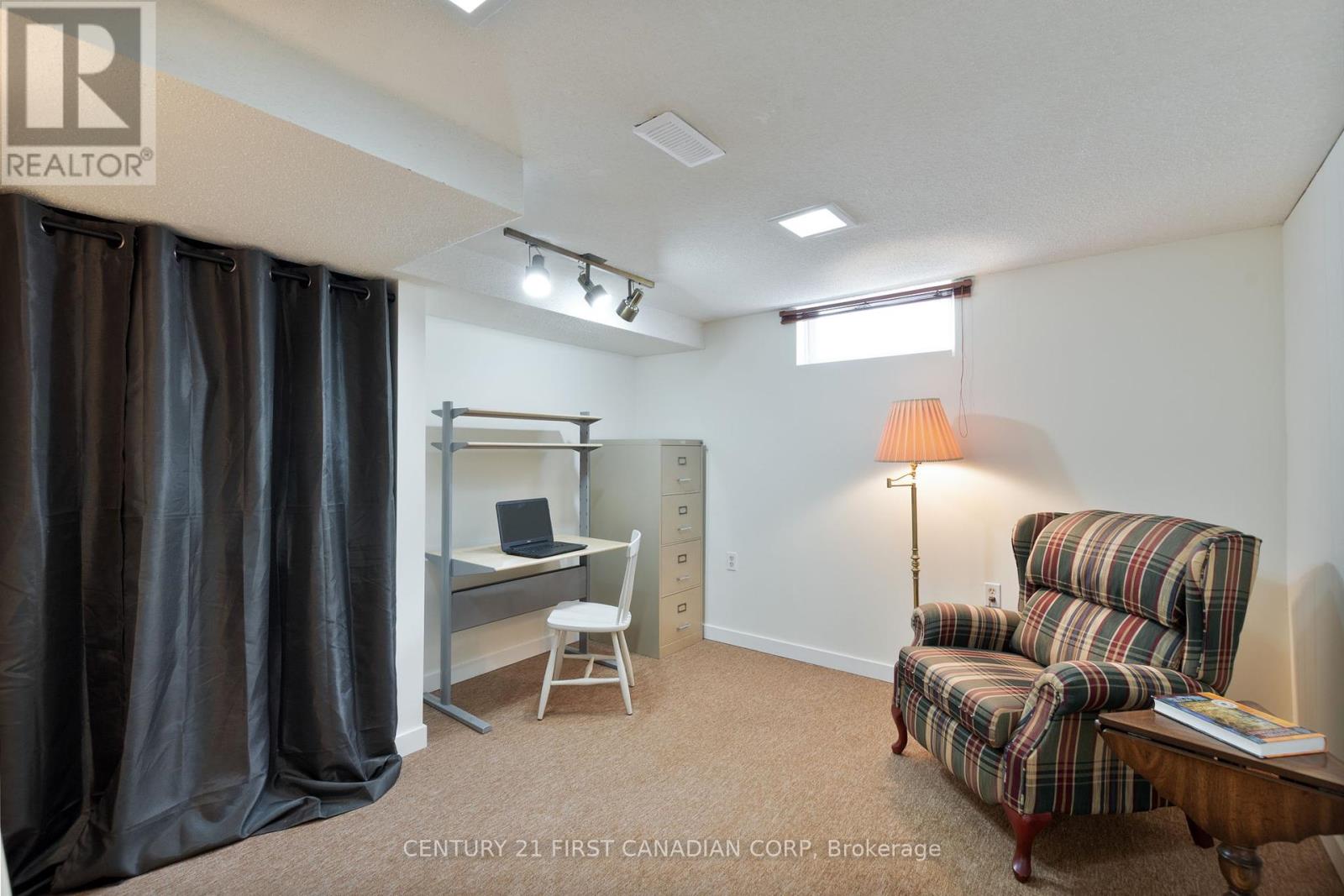 Photo 35 of 135 Downing Crescent, London South ON