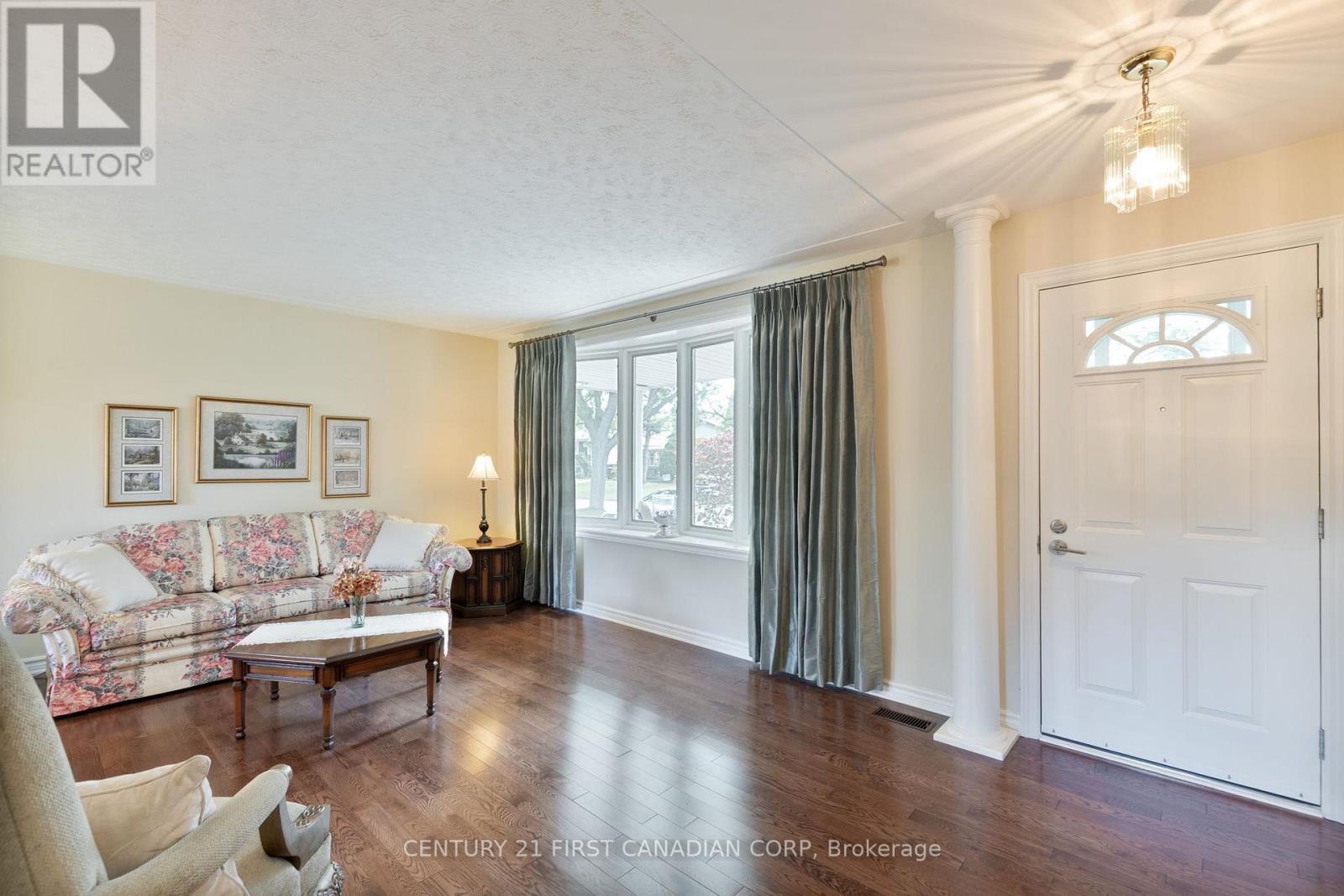 Photo 7 of 135 Downing Crescent, London South ON