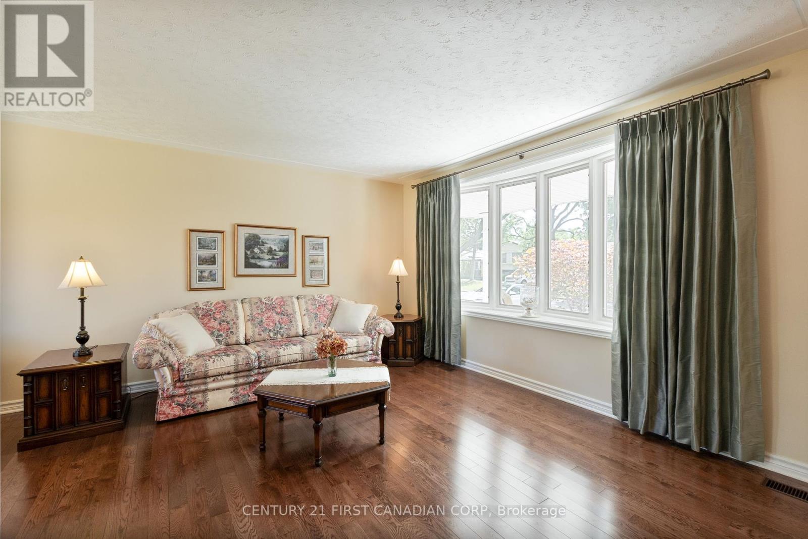 Photo 8 of 135 Downing Crescent, London South ON