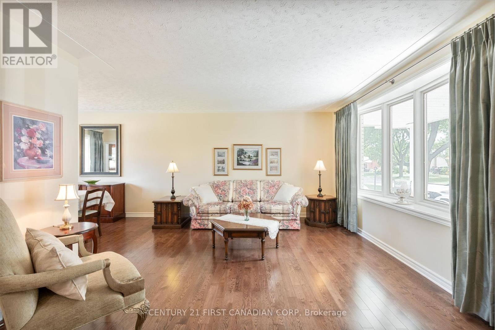 Photo 9 of 135 Downing Crescent, London South ON