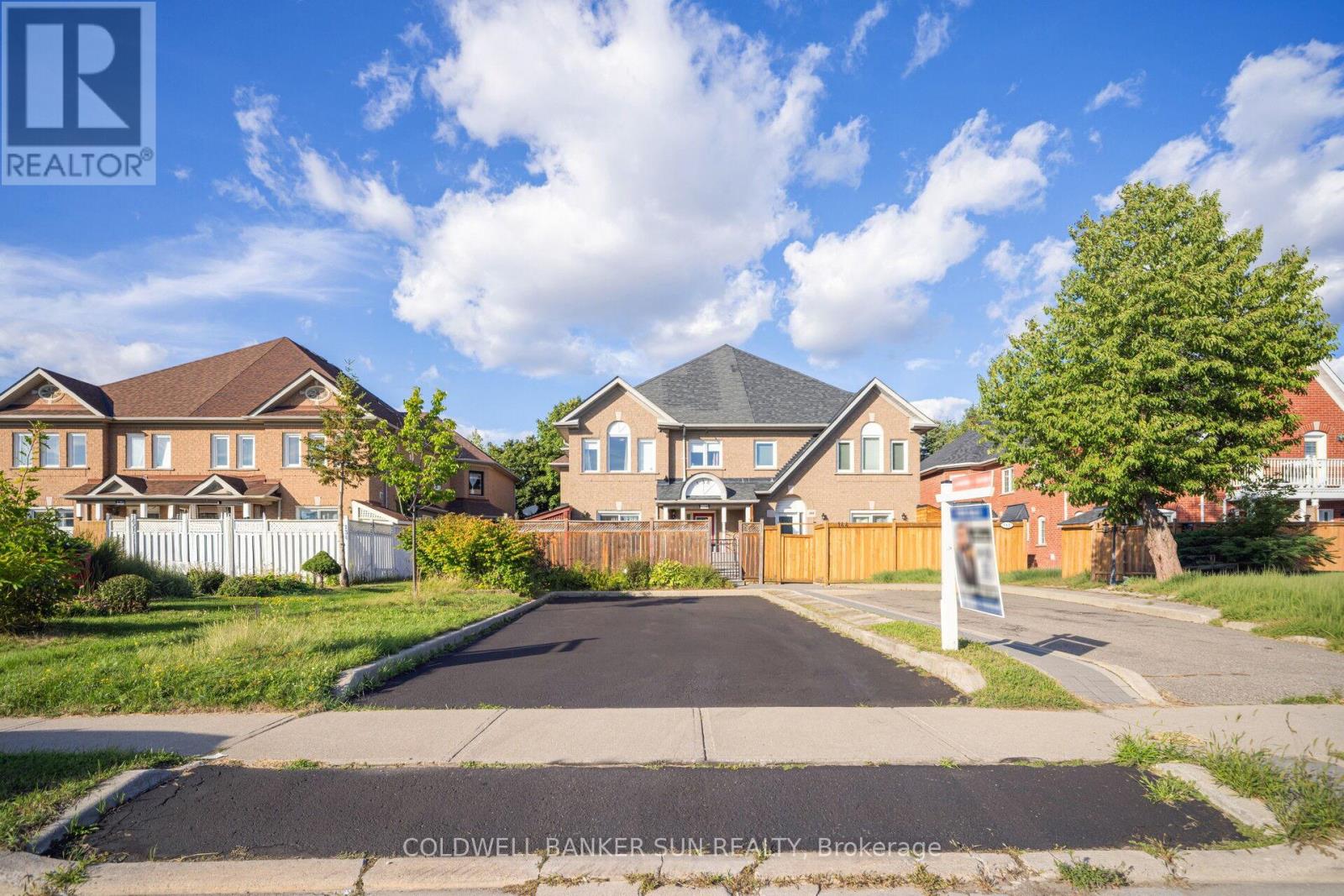 Photo 2 of 138 Pressed Brick Drive, Brampton ON