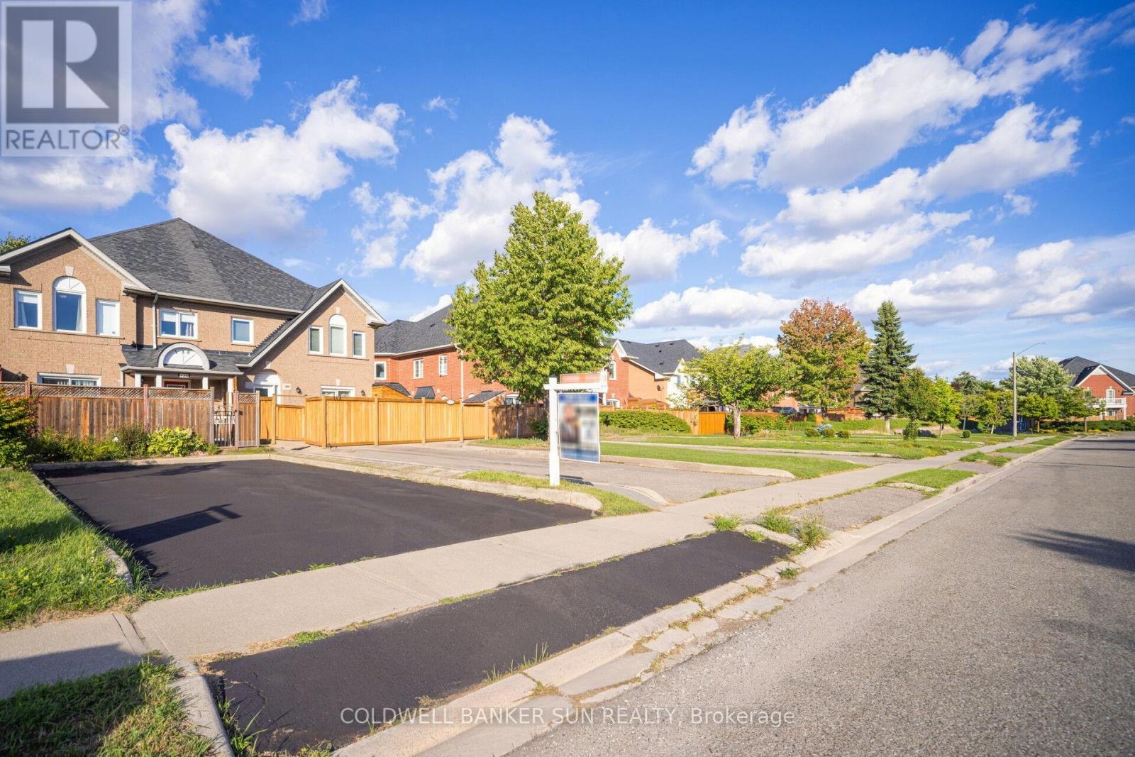 Photo 3 of 138 Pressed Brick Drive, Brampton ON