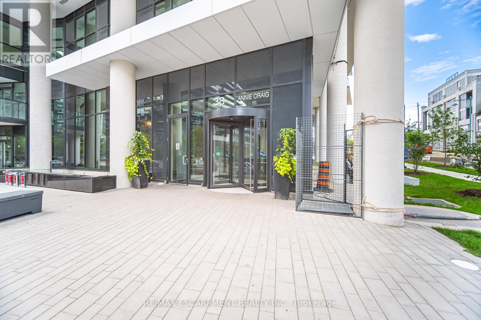 Photo 4 of 1708 38 Annie Craig Drive, Toronto ON