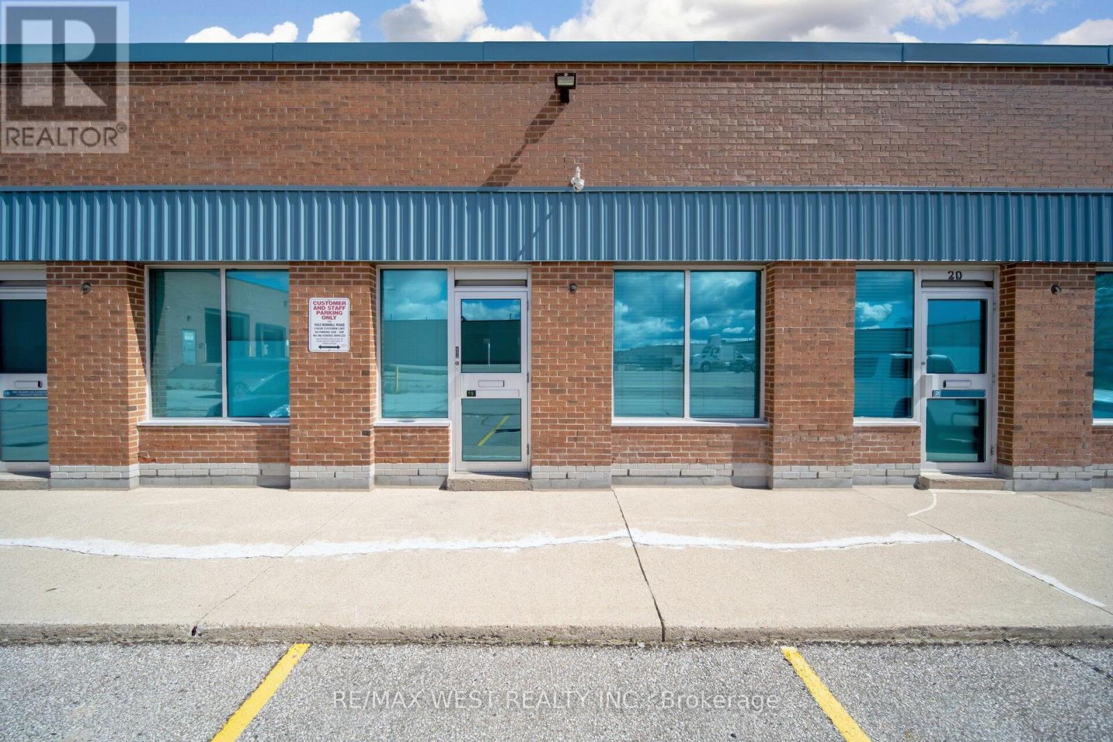 Photo 4 of 19 1662 Bonhill Road, Mississauga ON