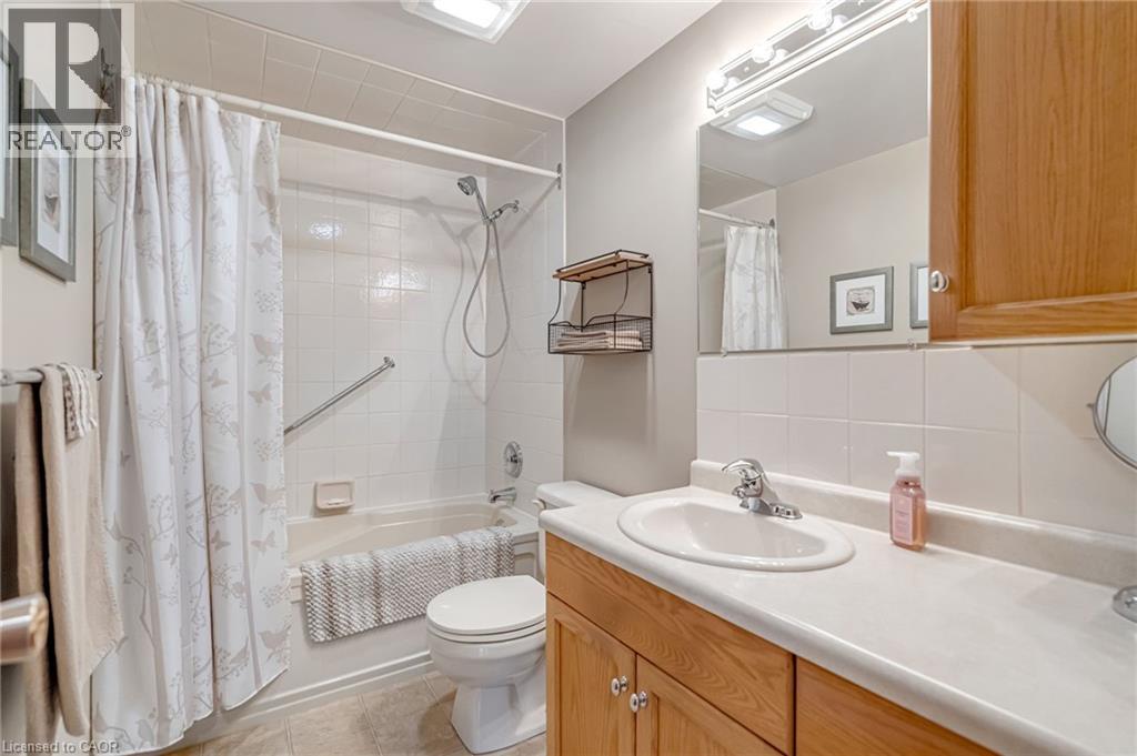 Photo 17 of 30 Oakhill Drive Unit A, Brantford ON