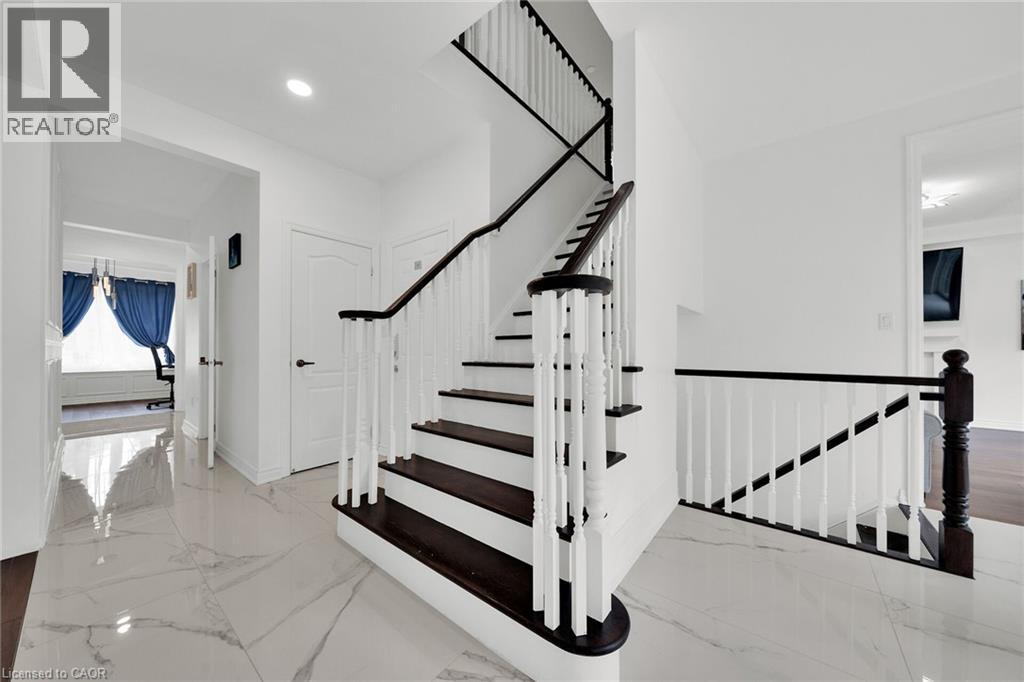 Photo 11 of 48 Montreal Circle, Hamilton ON