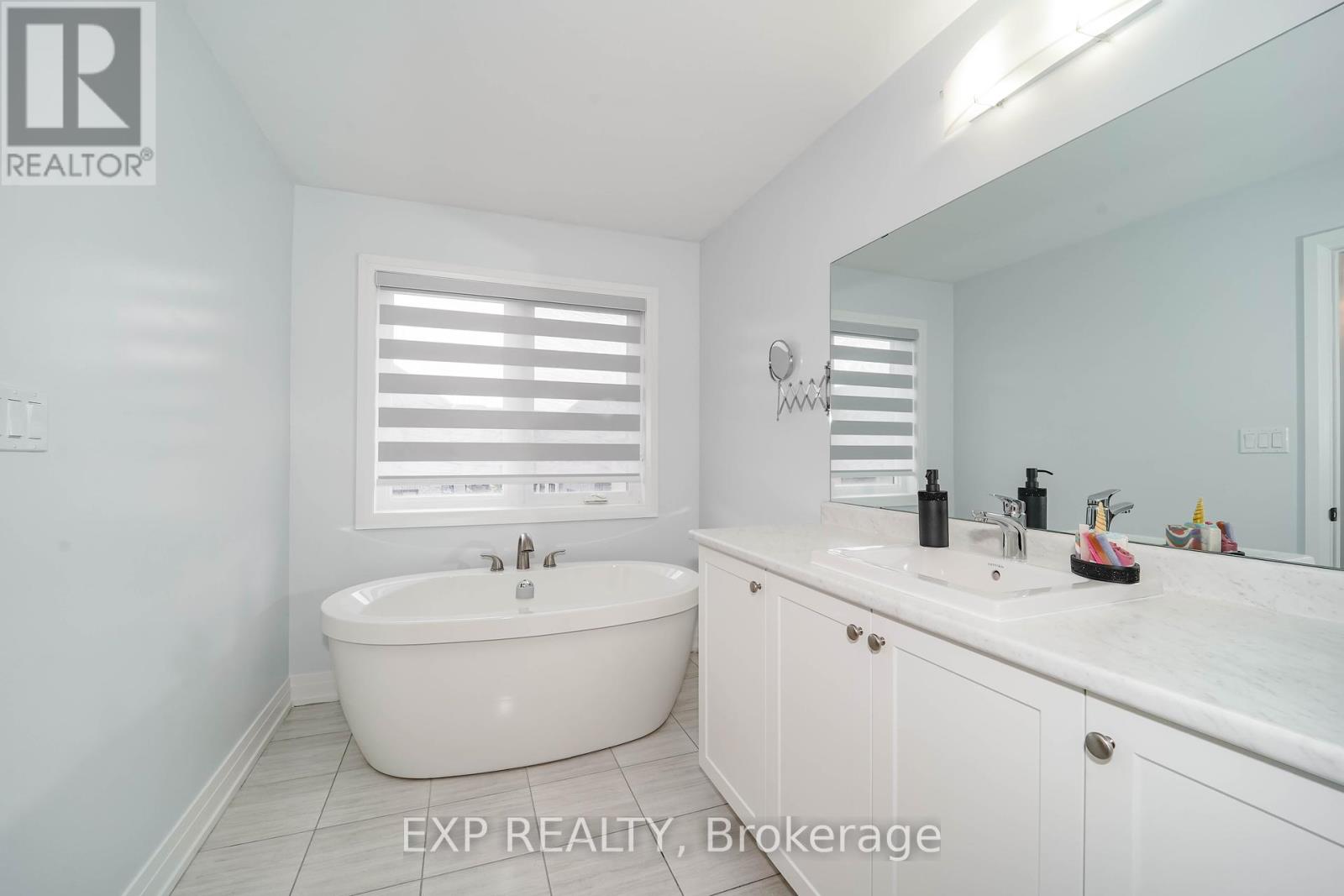 Photo 21 of 25 Christine Elliott Avenue, Whitby ON