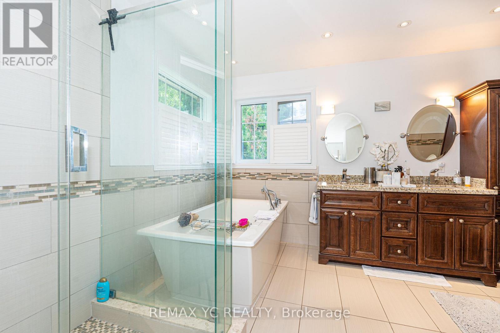 Photo 18 of 67 Fern Valley Crescent, Richmond Hill ON