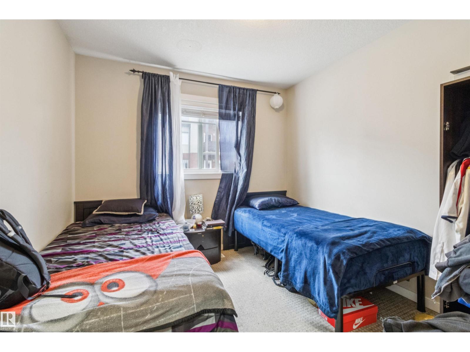 Photo 4 of 33 9515 160 Av Nw, Edmonton AB