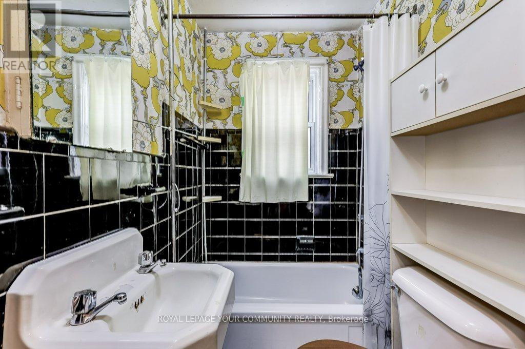 Photo 10 of 109 Glencrest Boulevard, Toronto ON