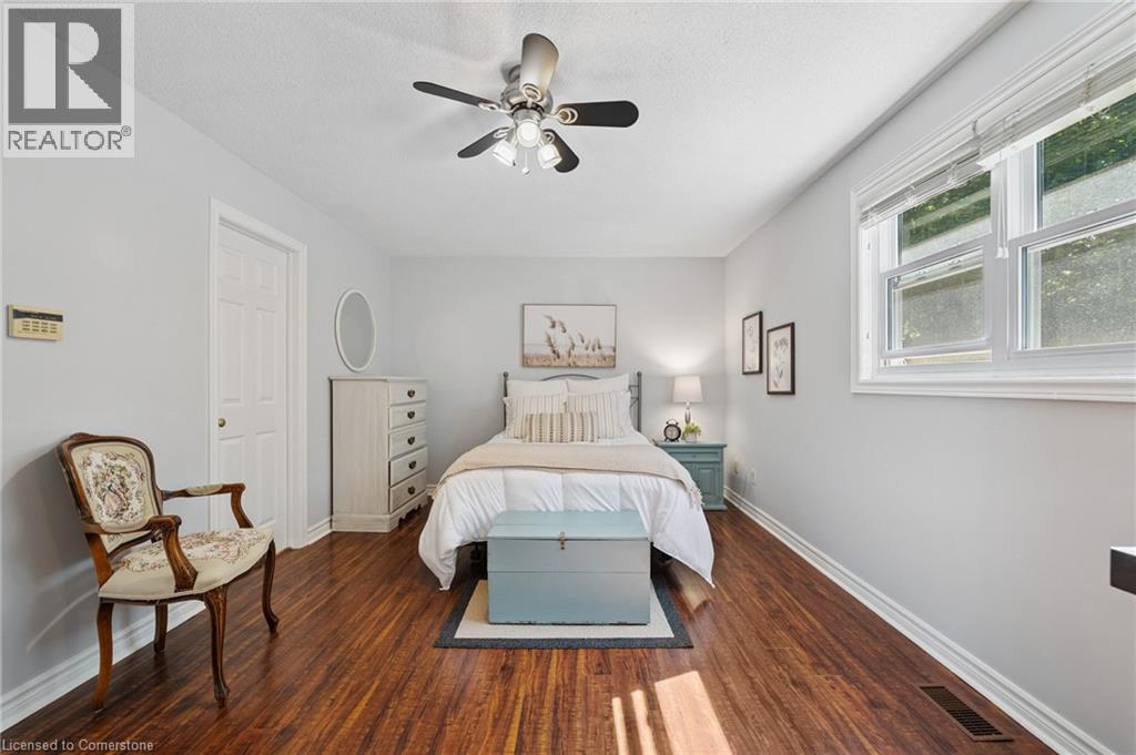 Photo 25 of 33 Walker Court, Grimsby ON