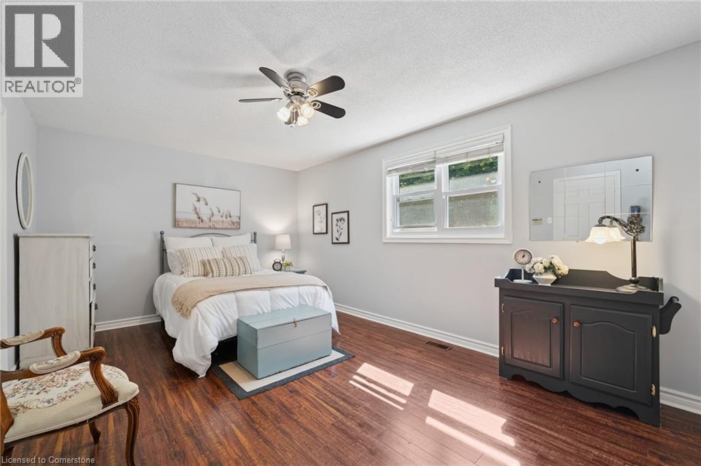 Photo 24 of 33 Walker Court, Grimsby ON