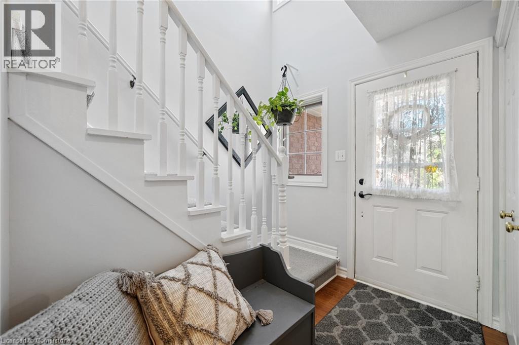 Photo 4 of 33 Walker Court, Grimsby ON
