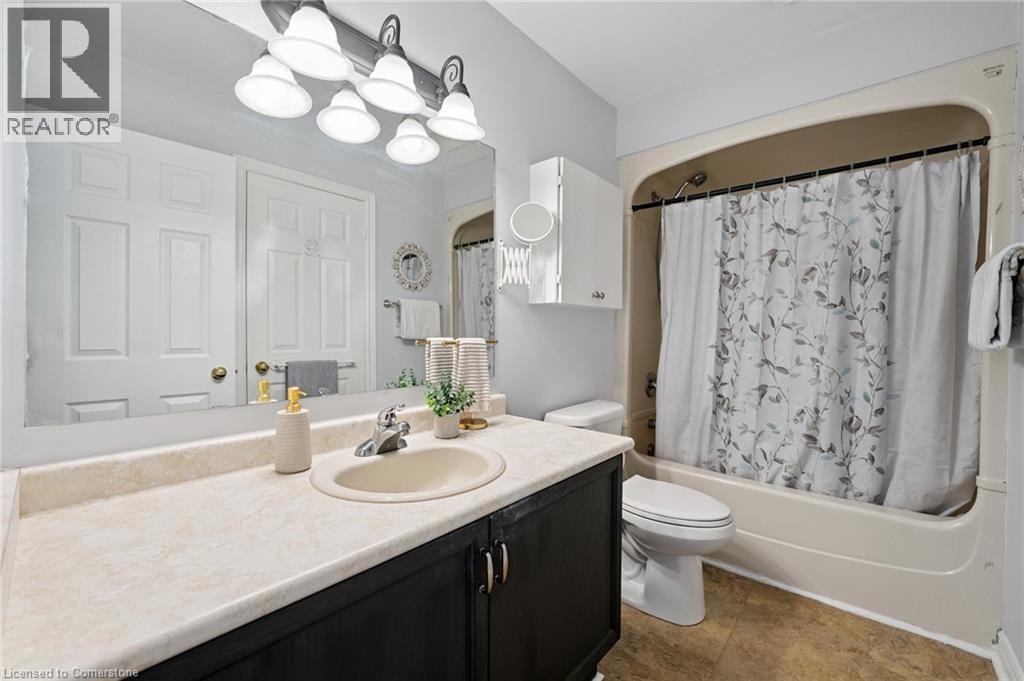 Photo 32 of 33 Walker Court, Grimsby ON