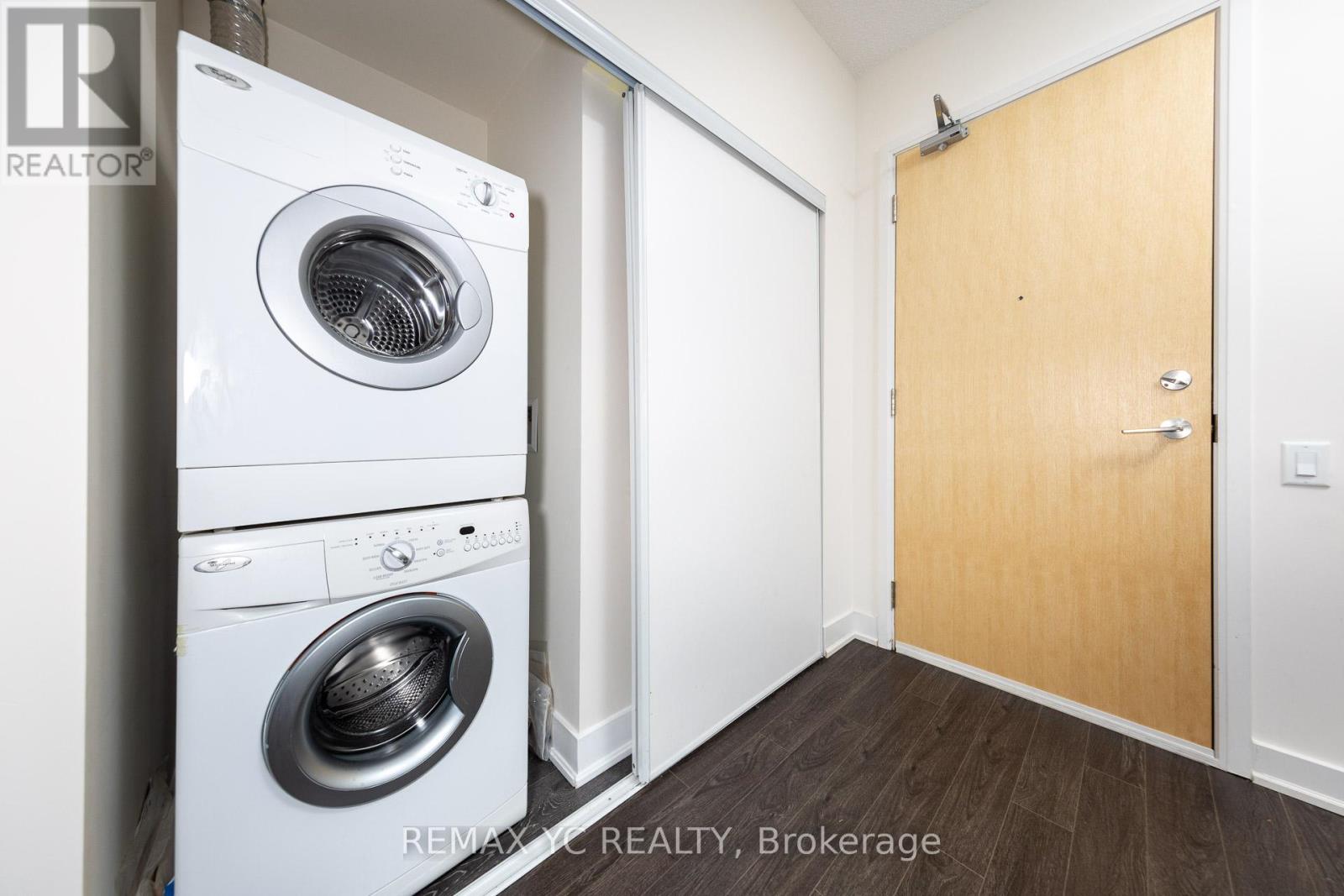 Photo 3 of 2509 30 Roehampton Avenue, Toronto ON