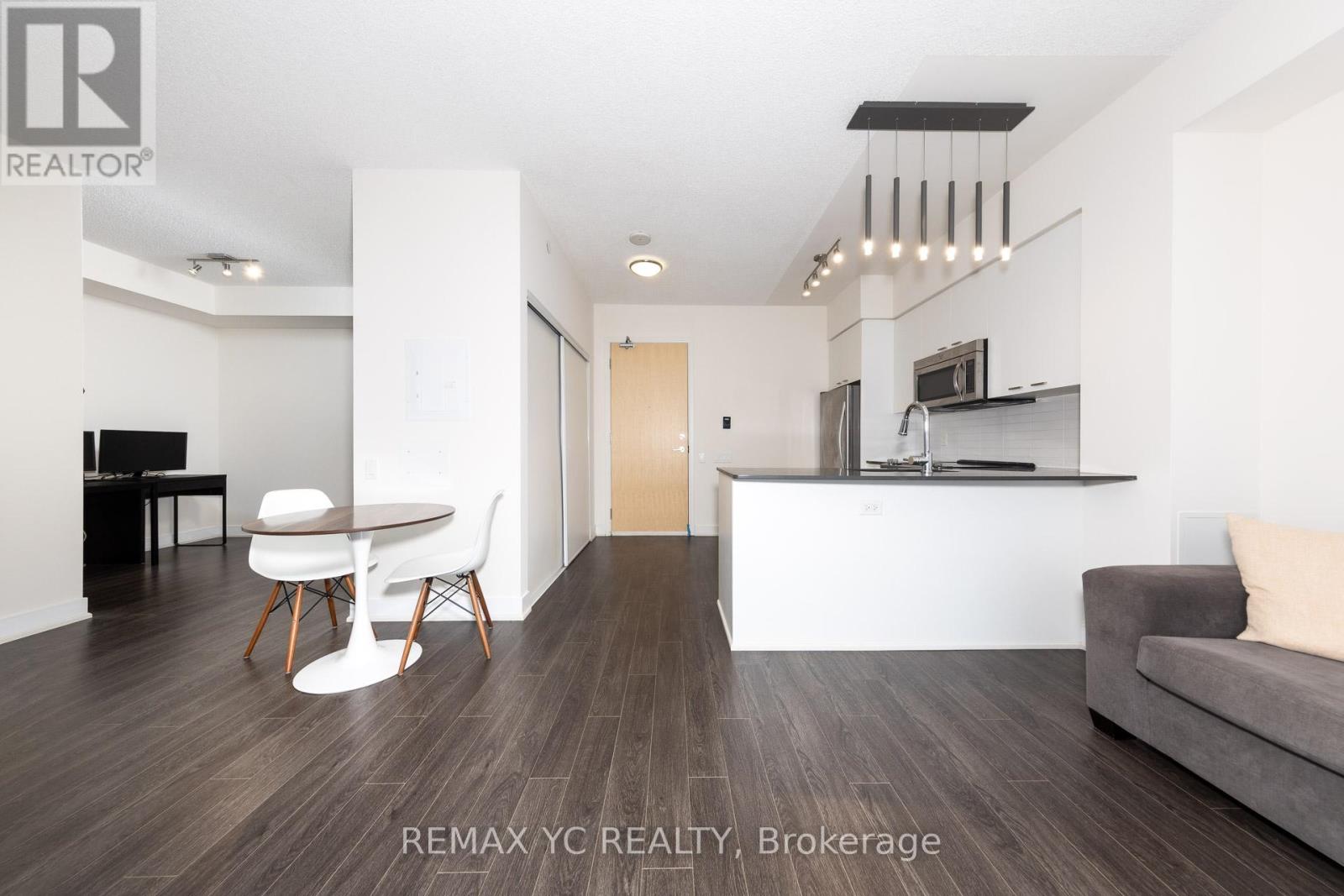 Photo 9 of 2509 30 Roehampton Avenue, Toronto ON