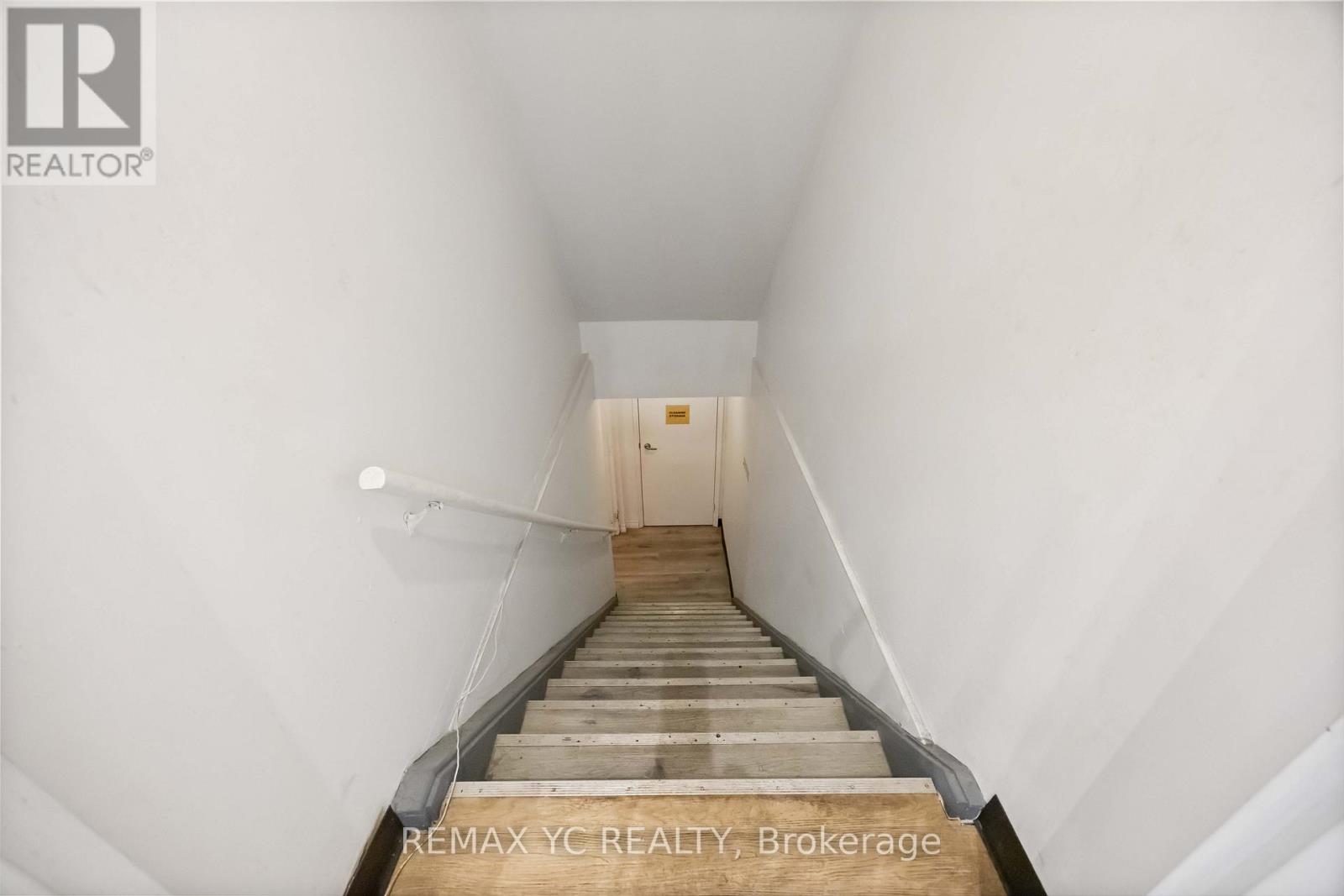 Photo 8 of 635 Bloor Street W, Toronto ON