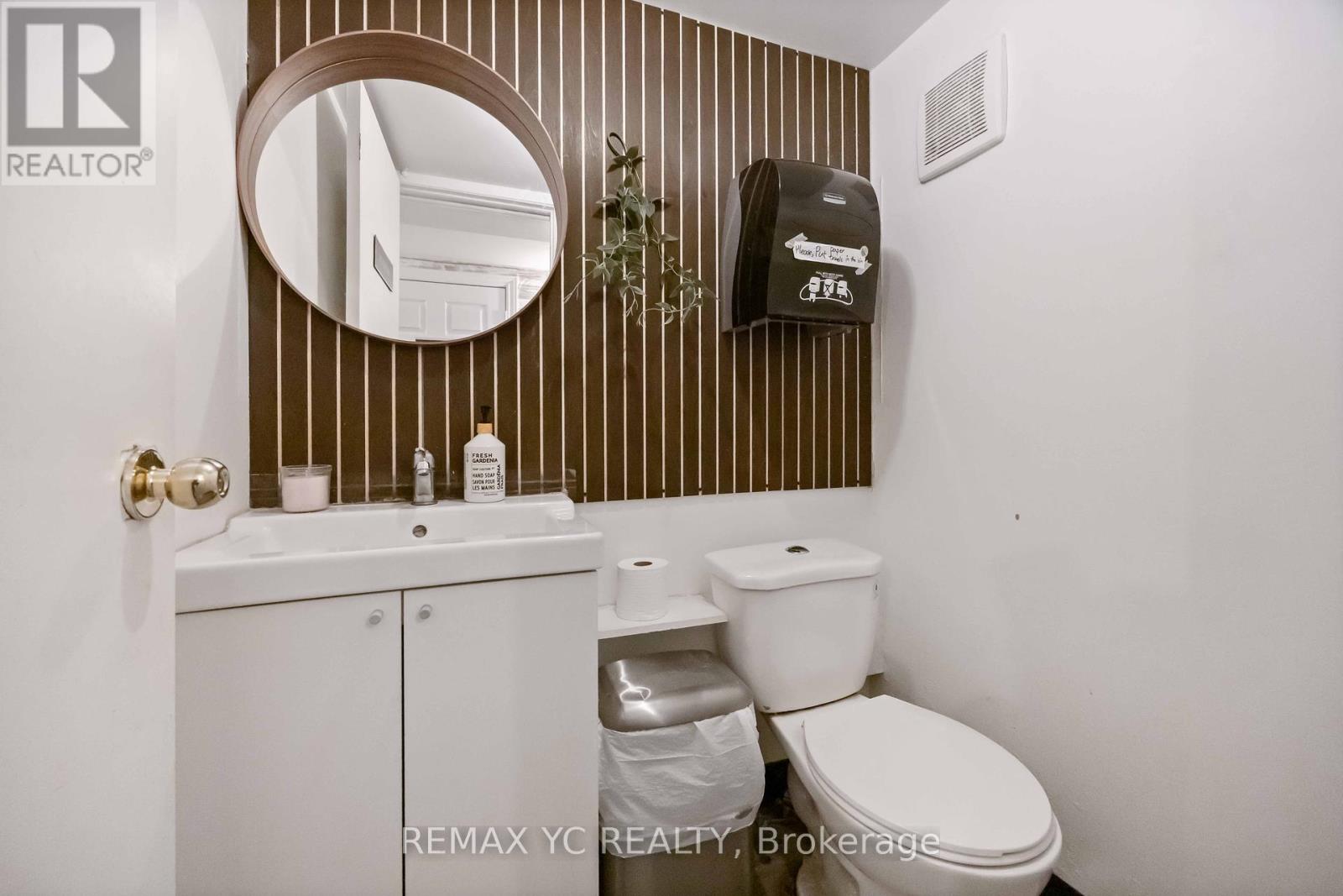 Photo 7 of 635 Bloor Street W, Toronto ON