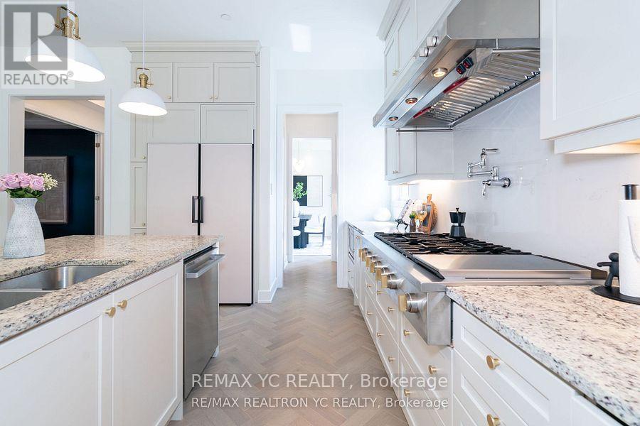 Photo 15 of 216 Sikura Circle, Aurora ON