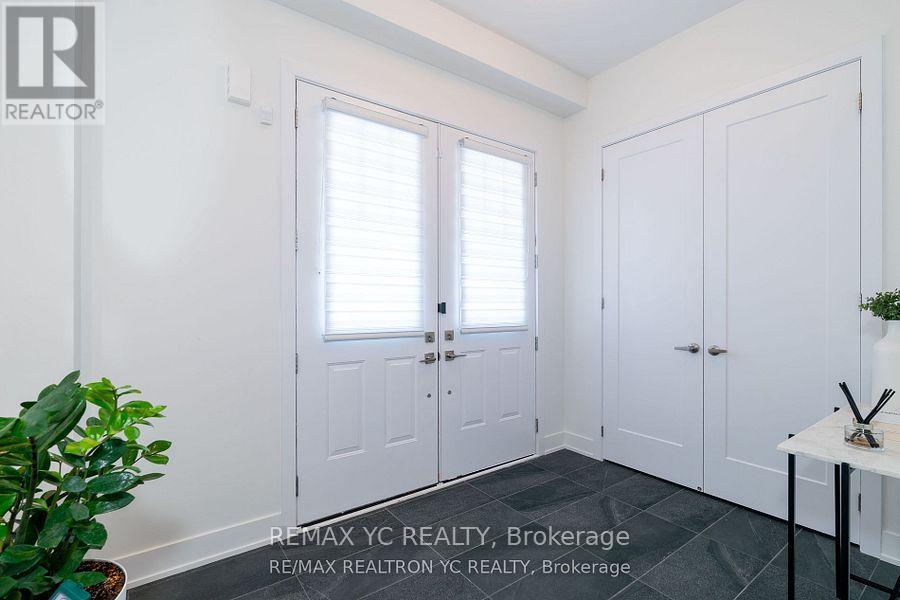 Photo 3 of 216 Sikura Circle, Aurora ON