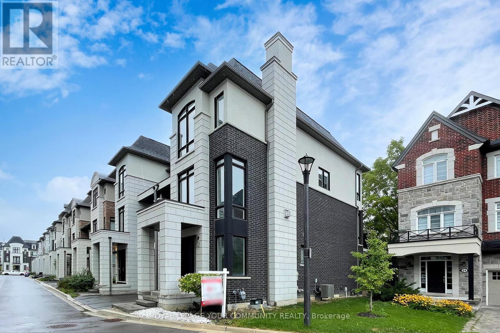 Photo 2 of 32 Globemaster Lane, Richmond Hill ON