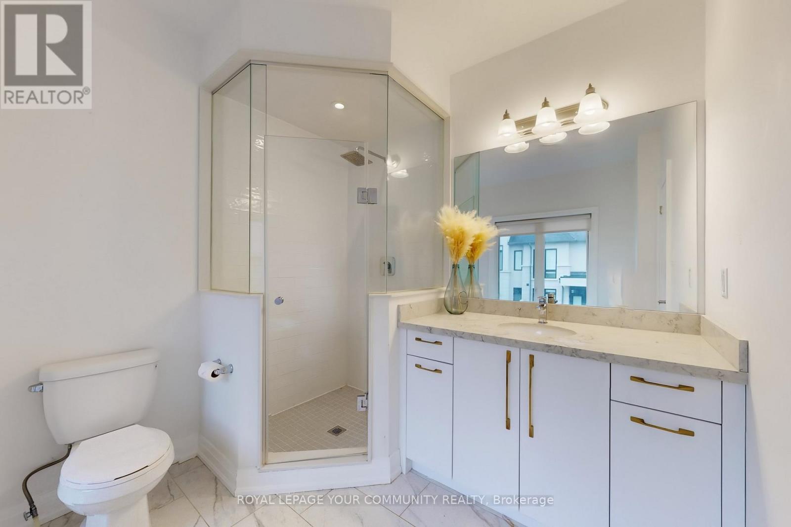 Photo 12 of 32 Globemaster Lane, Richmond Hill ON