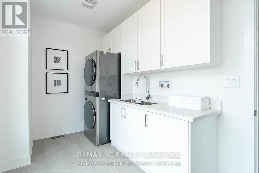 Photo 34 of 216 Sikura Circle, Aurora ON