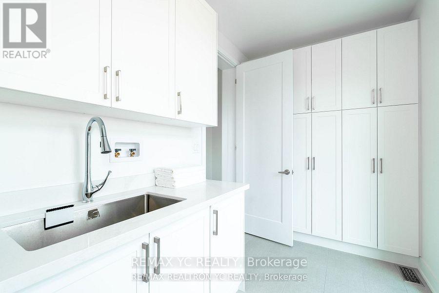 Photo 35 of 216 Sikura Circle, Aurora ON