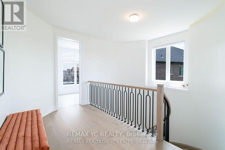 Photo 18 of 216 Sikura Circle, Aurora ON