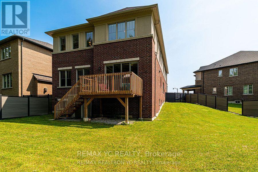 Photo 36 of 216 Sikura Circle, Aurora ON