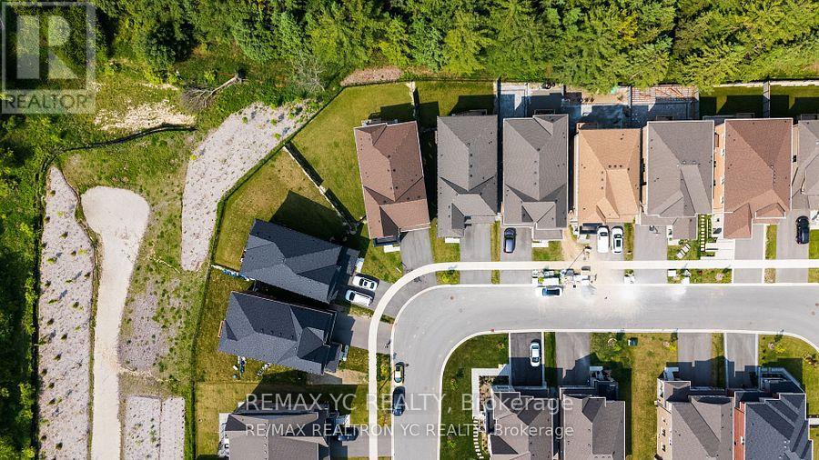 Photo 39 of 216 Sikura Circle, Aurora ON