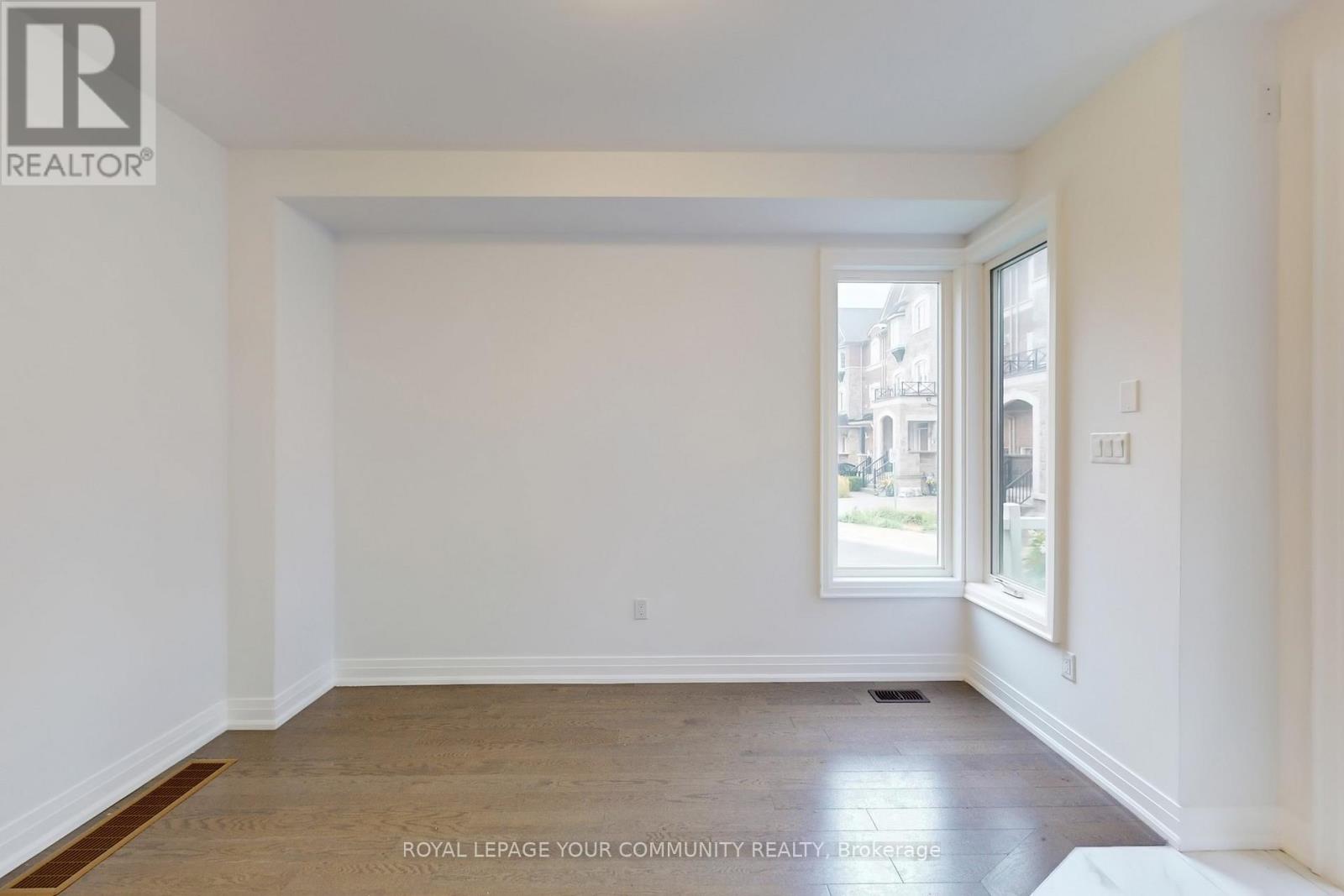 Photo 6 of 32 Globemaster Lane, Richmond Hill ON