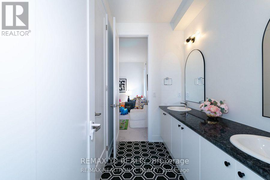 Photo 32 of 216 Sikura Circle, Aurora ON