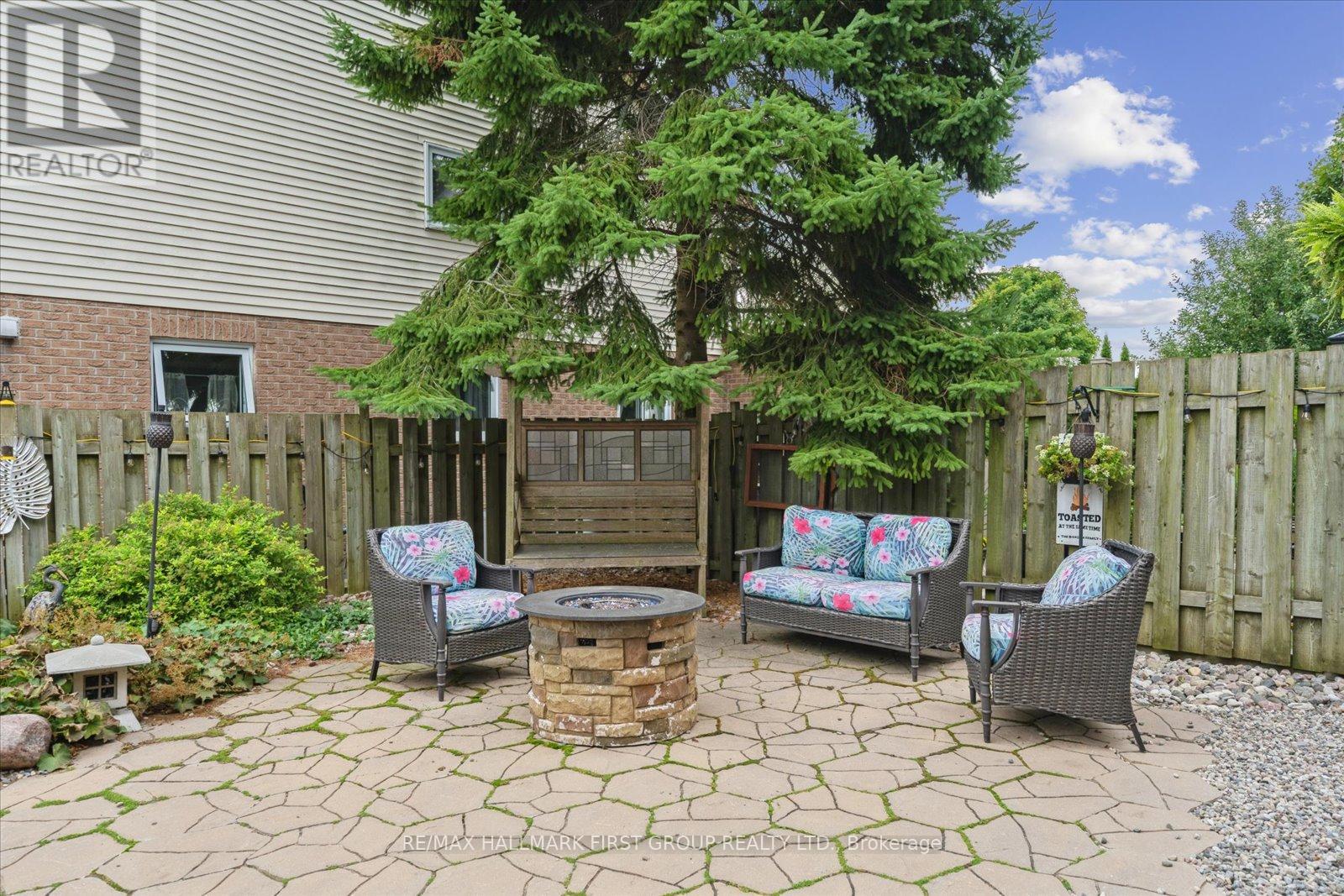 Photo 33 of 204 Lake Driveway Drive W, Ajax ON