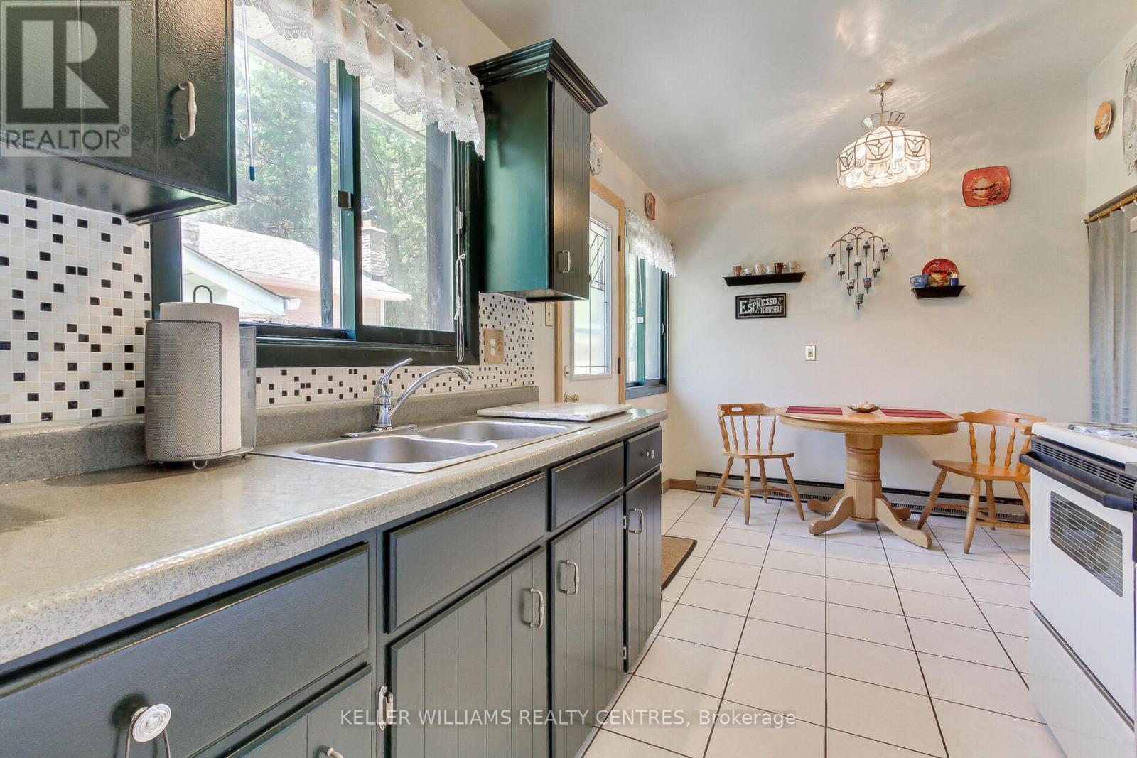 Photo 10 of 871 Elgin Street, Newmarket ON