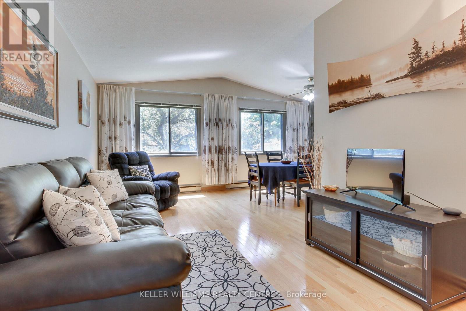Photo 12 of 871 Elgin Street, Newmarket ON