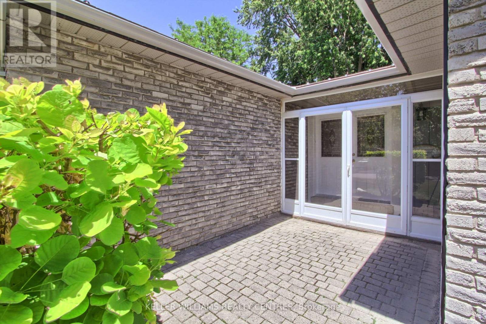 Photo 2 of 871 Elgin Street, Newmarket ON